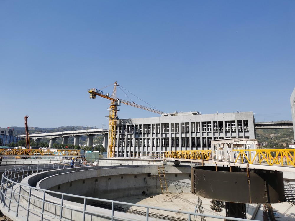 十月的磚瓦，建設(shè)的詩行