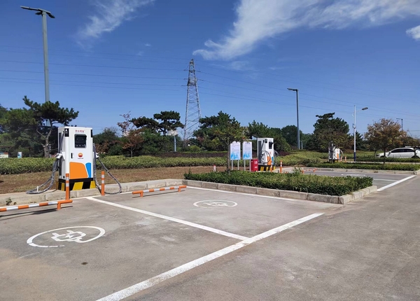 陜煤建設(shè)川耀公司：崔仙服務(wù)區(qū)充電樁安裝，為綠色出行“加油”