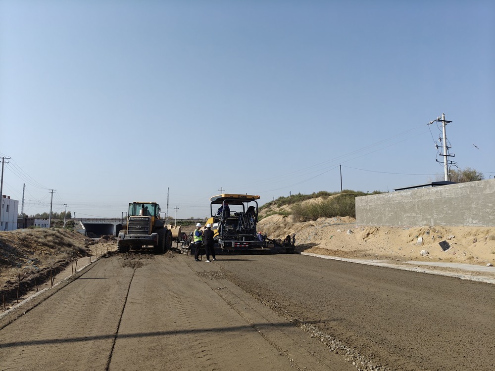 陜煤建設(shè)路橋分公司物流園區(qū)二號進場道路大干快上，吹響項目建設(shè)“沖鋒號”