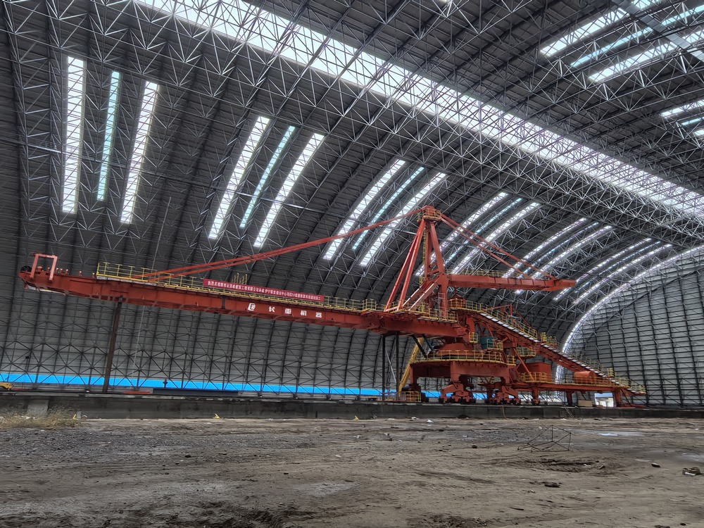 陜煤建設(shè)天工公司新疆第一項目部：DQL1000/1200.45臂式斗輪堆取料機成功送入“預(yù)定軌道”