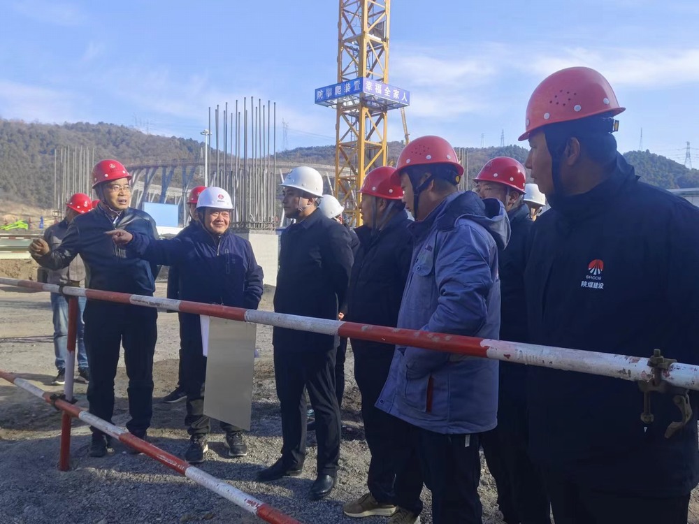 黃陵礦業(yè)集團有限責(zé)任公司副總經(jīng)理薛國華深入陜煤建設(shè)基層項目檢查指導(dǎo)