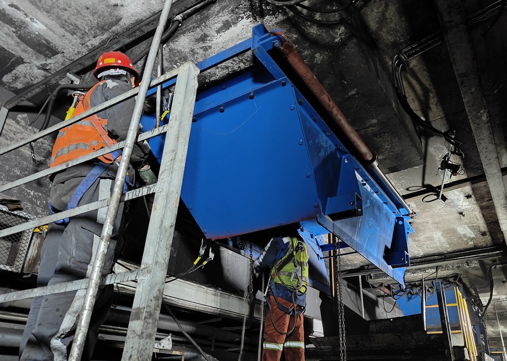 陜煤建設(shè)洗選煤運營分公司第二項目部：落煤塔暗道給煤機更換工程順利竣工，助力煤礦高效生產(chǎn)