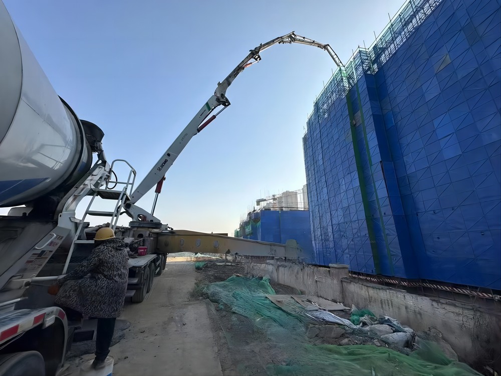 陜煤建設(shè)天工公司承建的大秦·山水逸境項目1#、2#樓工程主體結(jié)構(gòu)順利封頂