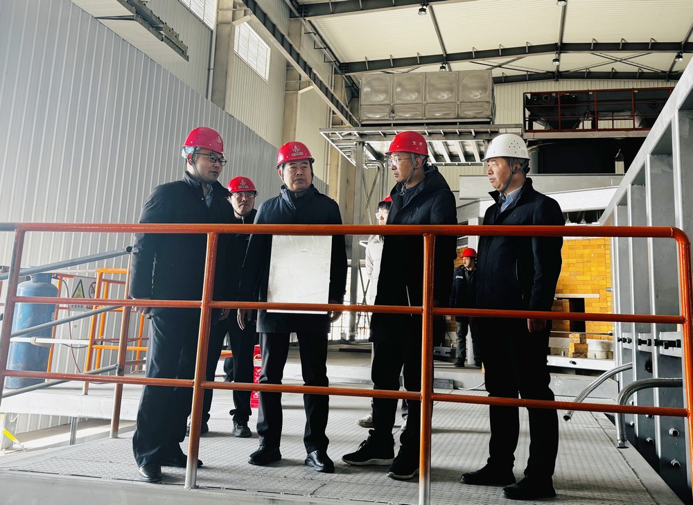 陜西建材科技集團黨委書記、董事長、總經理周紅深入天工公司基層項目部進行慰問