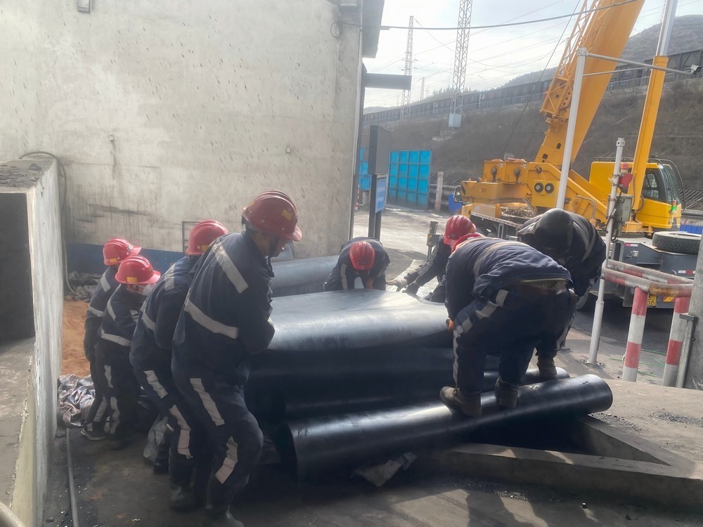 陜煤建設(shè)韓城分公司張家峁項(xiàng)目部圓滿(mǎn)完成張家峁煤礦快速裝車(chē)站601膠帶機(jī)膠帶更換項(xiàng)目檢修任務(wù)