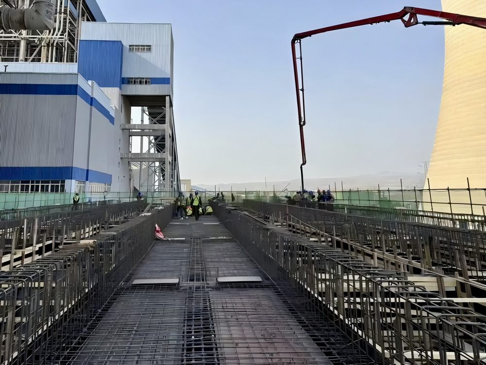 陜煤建設(shè)機(jī)電安裝公司新能源項目部1號機(jī)組冷端優(yōu)化項目主體框架結(jié)構(gòu)圓滿封頂