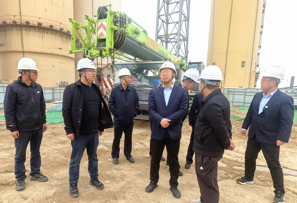 陜西陜煤榆北煤業(yè)有限公司黨委委員、副總經理黃永安一行深入天工公司基層項目檢查指導