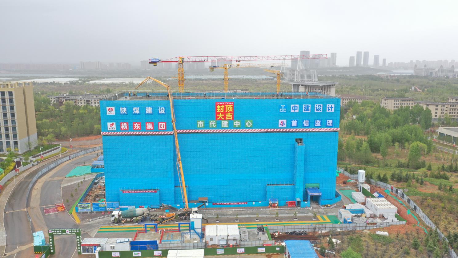 陜煤建設(shè)內(nèi)蒙古分公司：鄂爾多斯應(yīng)用技術(shù)學(xué)院實驗樓主體結(jié)構(gòu)封頂，項目建設(shè)進(jìn)入新階段