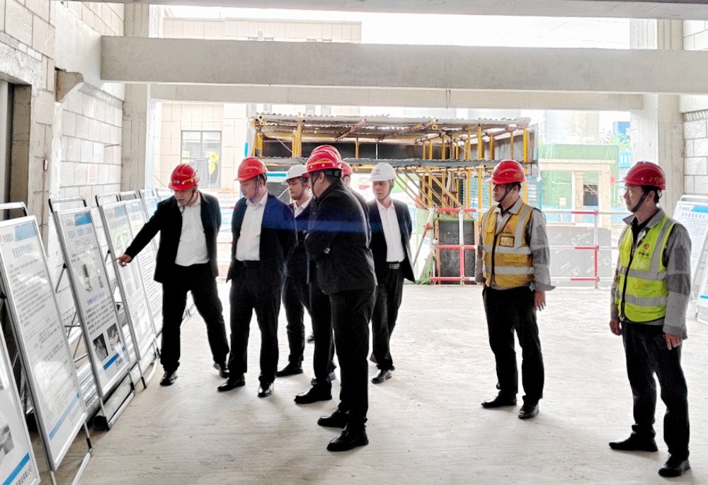 陜煤集團(tuán)基本建設(shè)部高級(jí)主任師楊景輝一行深入陜煤建設(shè)銅煤公司承建的檸條塔新建3#、4#員工公寓樓項(xiàng)目檢查指導(dǎo)工作