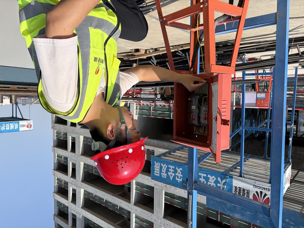 陜煤建設(shè)天工公司的 520 硬核告白：安全帽作玫瑰，卷尺圖紙寫情詩