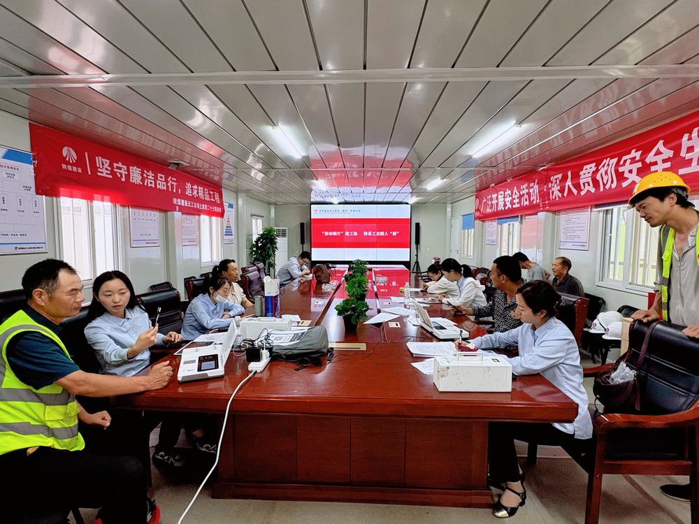 陜煤建設(shè)天工公司土建第二十七項(xiàng)目部聯(lián)合浦發(fā)銀行開展農(nóng)民工工資卡專項(xiàng)辦理活動(dòng)