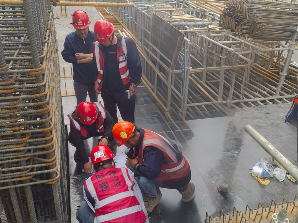 陜煤建設(shè)與浙江二建跨項(xiàng)目聯(lián)動(dòng) ，聚焦汽機(jī)預(yù)埋螺栓施工技術(shù)攻堅(jiān)