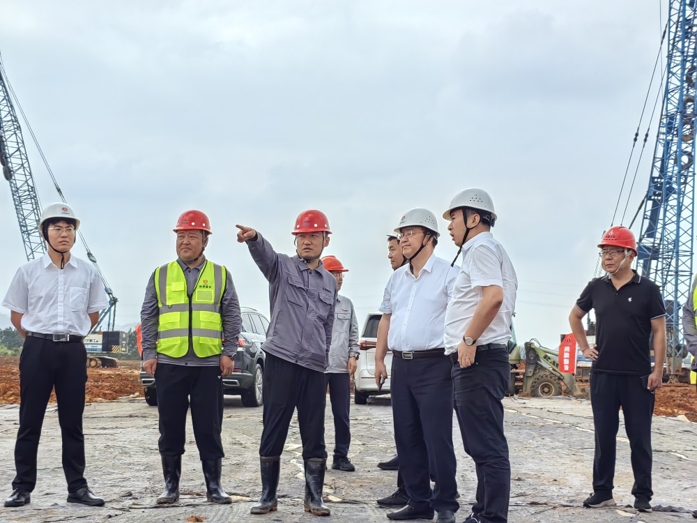 楊勇到陜煤電力上高有限公司2×1000MW清潔煤電擴(kuò)建項目調(diào)研