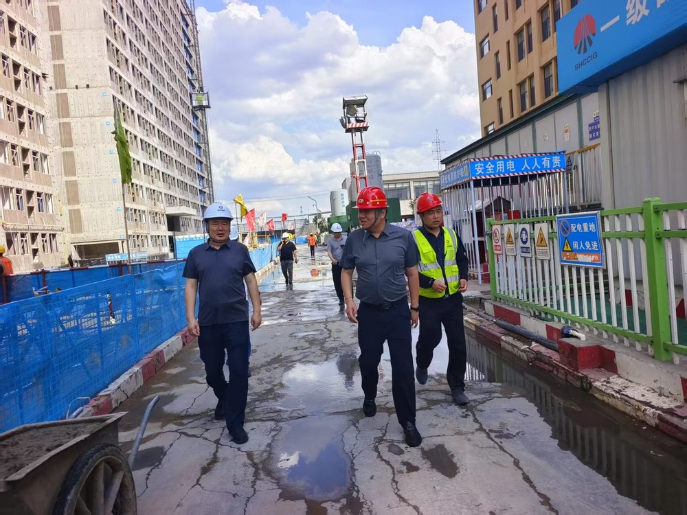 陜西省建設(shè)工程質(zhì)量安全監(jiān)督總站站長鄭海平一行蒞臨檸條塔煤礦新建3#、4#員工公寓樓項目檢查指導(dǎo)工作