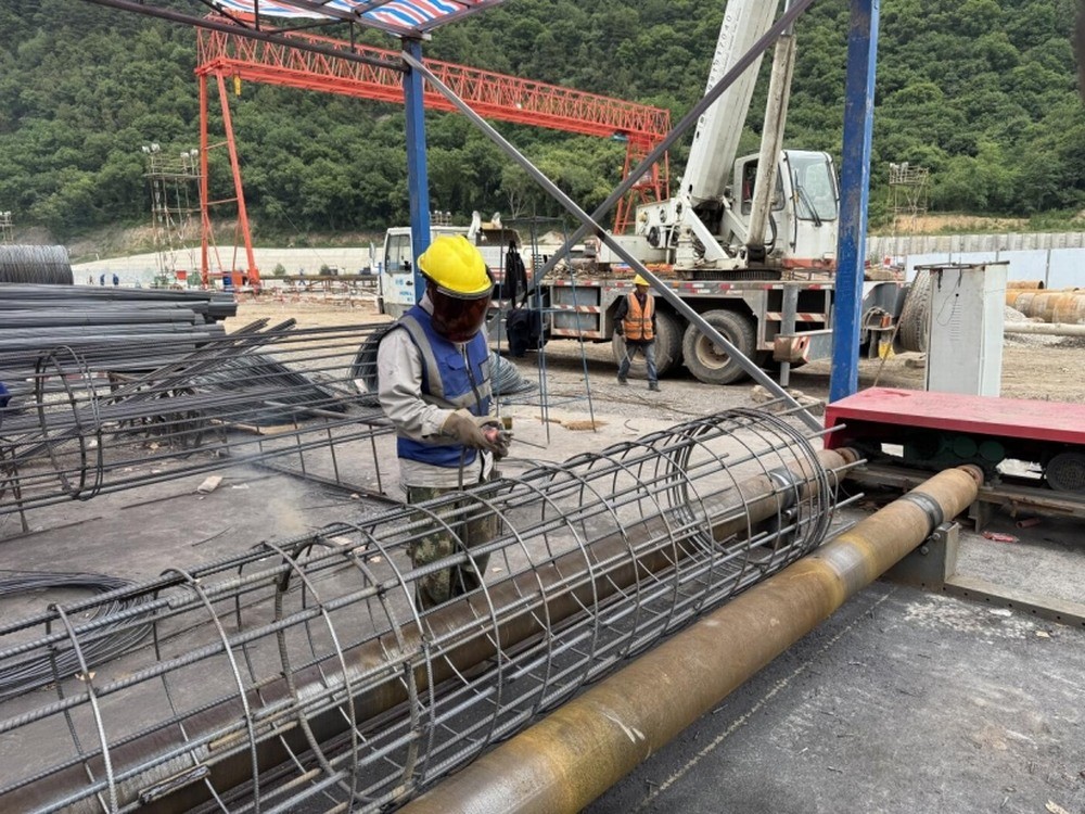 陜煤建設銅煤公司：黃陵店頭電廠二期建設者迎“烤”驗，千根樁基提前拔地而起