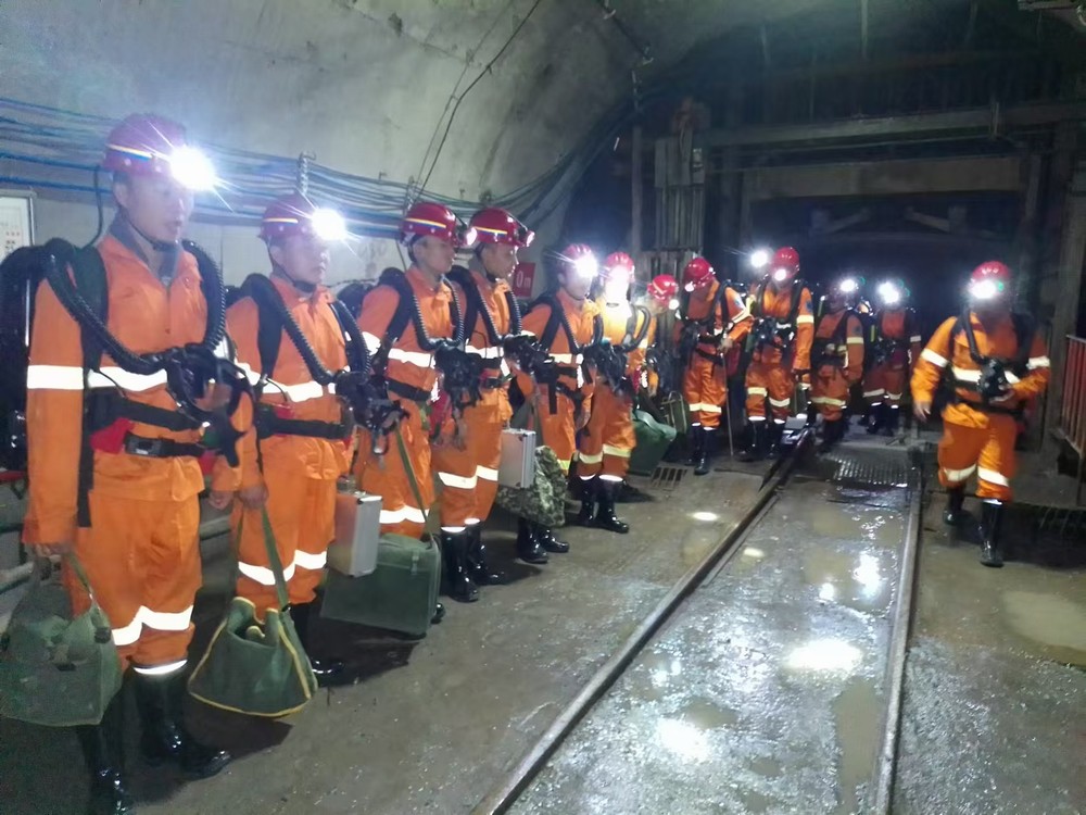 陜煤建設(shè)礦建三公司華龍項(xiàng)目部組織開(kāi)展“頂板事故”應(yīng)急演練