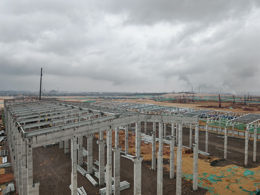 陜煤建設銅煤公司承建的小廠前區(qū)倉庫及檢維修中心主體全面封頂