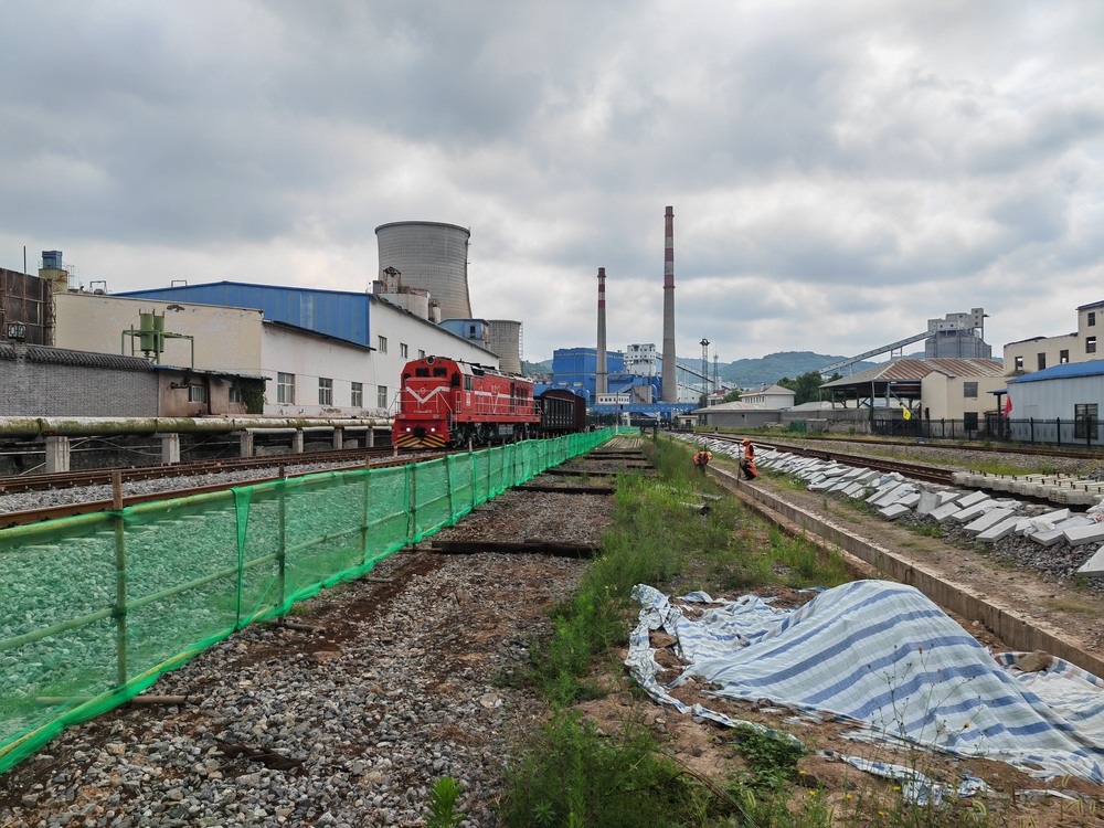 陜煤建設(shè)路橋分公司黃陵項(xiàng)目部迎雨季、戰(zhàn)酷暑、攻堅(jiān)沖刺保工期