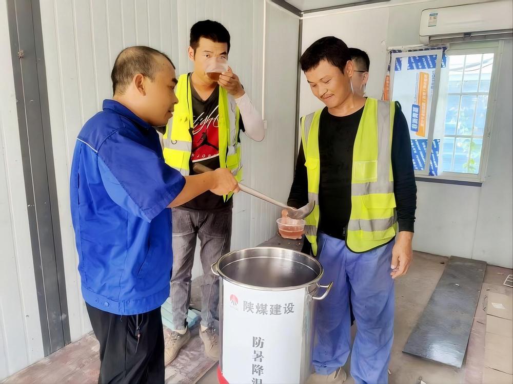 陜煤建設路橋分公司荊州項目部戰(zhàn)高溫、守安全、保進度