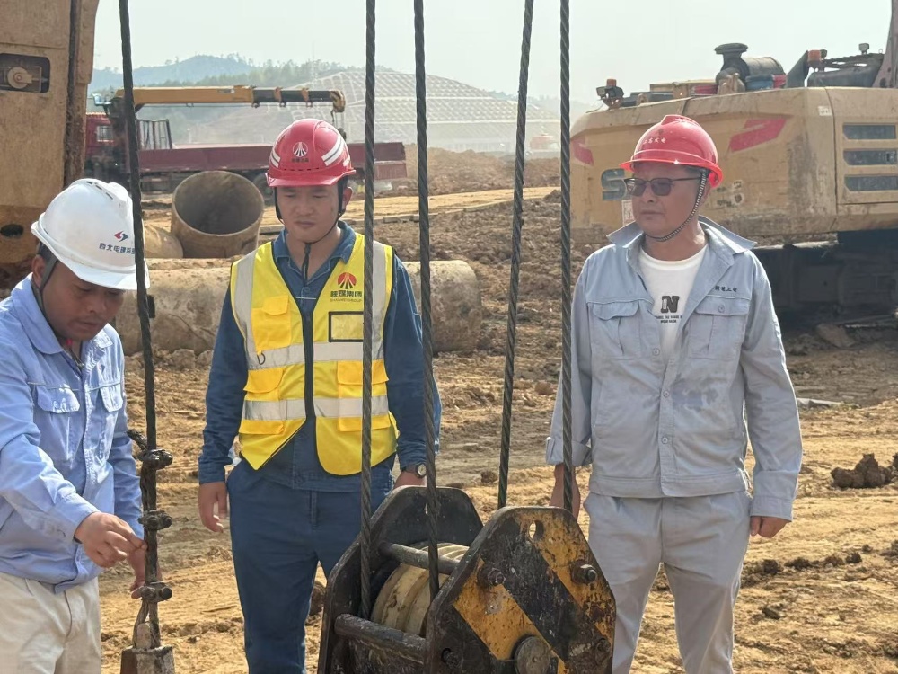 嚴(yán)檢重器筑防線(xiàn) 精管細(xì)控保安全