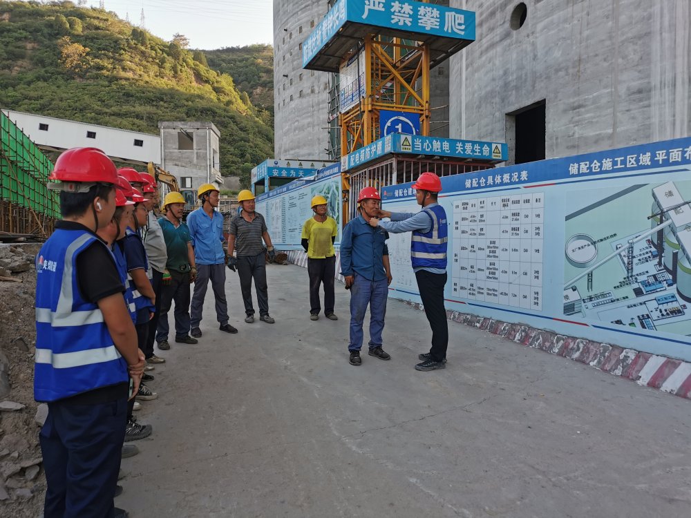陜煤建設(shè)韓城分公司土建十一項(xiàng)目部：每日一聚話(huà)安全，工地防線(xiàn)牢又堅(jiān)