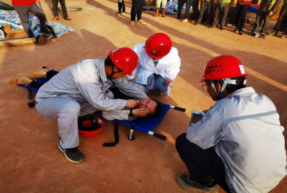 陜煤建設(shè)西北分公司汨羅項(xiàng)目部開(kāi)展防暑演練培訓(xùn)聯(lián)合檢查筑牢安全防線(xiàn)