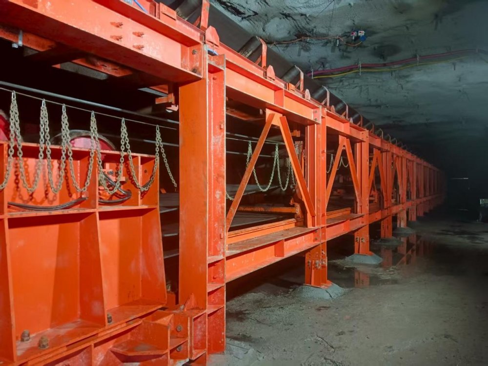 陜煤建設機電安裝公司趙石畔項目部30101工作面帶式輸送機安裝圓滿完成