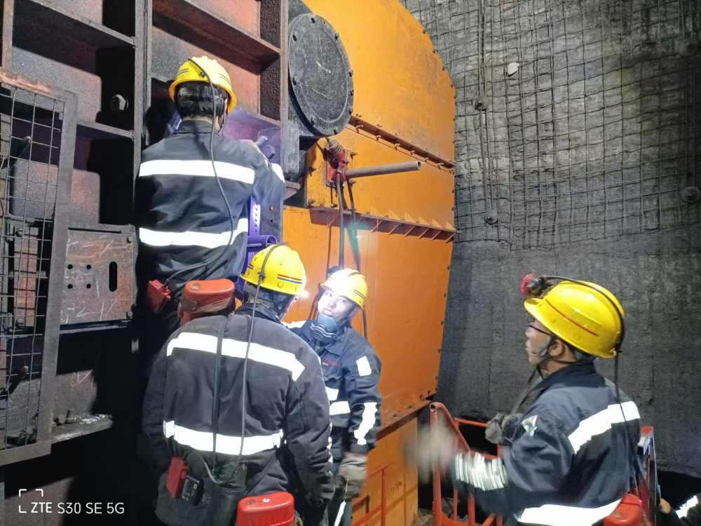 陜煤建設(shè)韓城分公司張家峁項目部：2206膠運(yùn)順槽膠帶機(jī)及電控系統(tǒng)安裝工程順利通過竣工驗(yàn)收