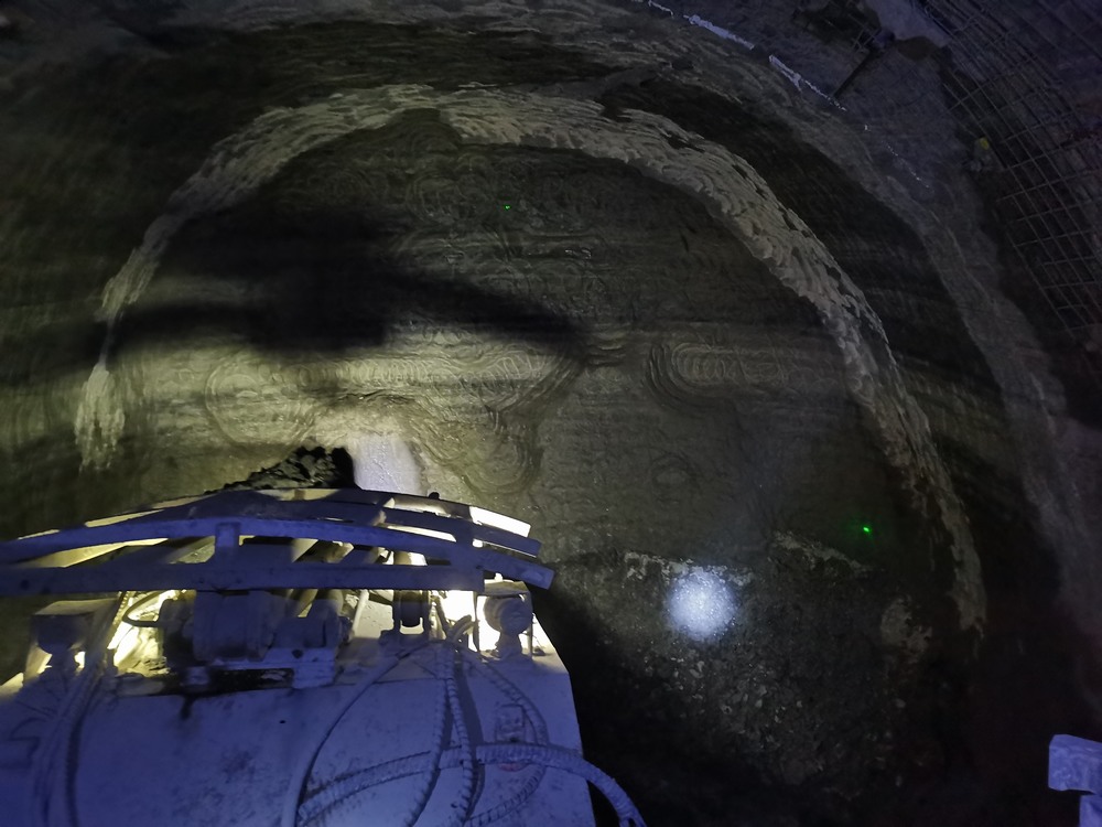 陜煤建設(shè)礦建二公司郭家灘項(xiàng)目部首次揭露2-2煤層