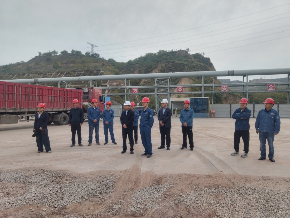 陜煤集團府谷能源開發(fā)有限公司黨委書記、 董事長李寧蒞臨陜西新元潔能有限公司電石廠電池儲能調(diào)峰項目檢查指導工作