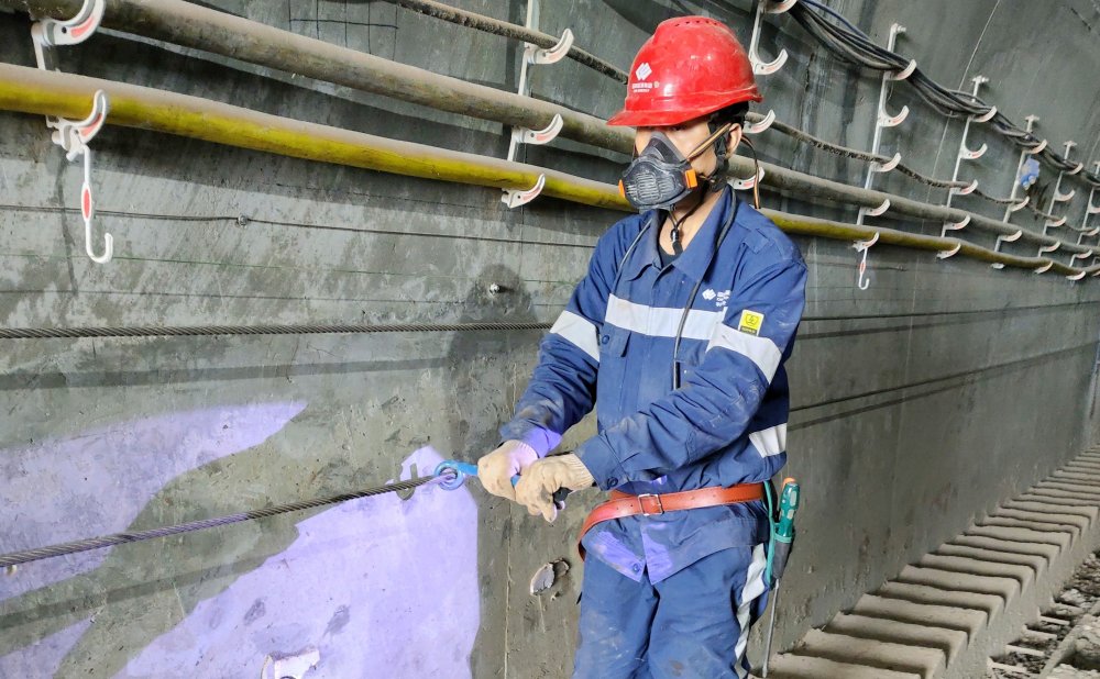 爬坡不用“喘粗氣”！玻璃溝煤礦行人助行裝置投運(yùn)，省力更暖心