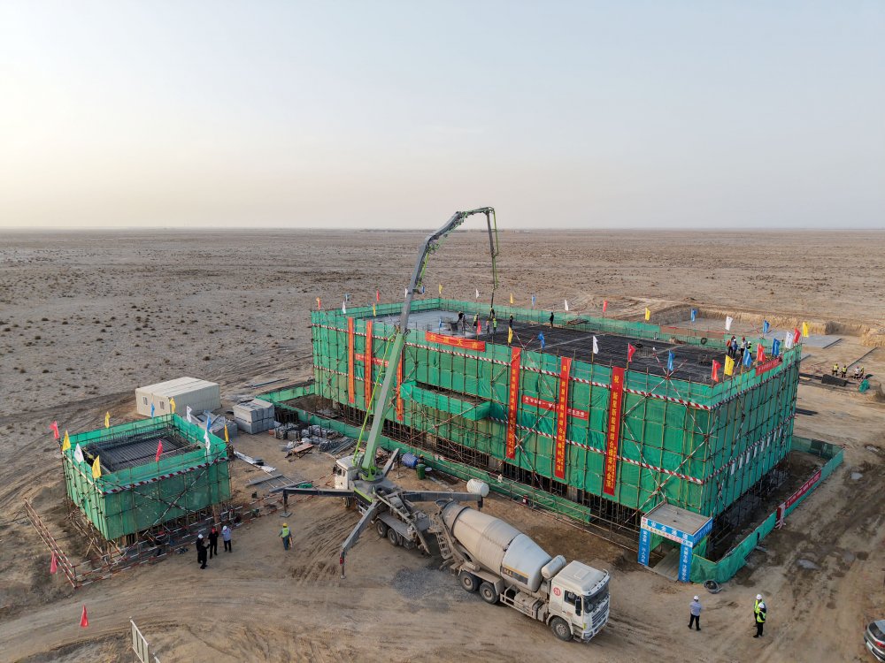 陜煤集團(tuán)新疆公司兵團(tuán)第十三師新星市30萬千瓦光伏發(fā)電項(xiàng)目升壓匯集站生產(chǎn)綜合樓、警衛(wèi)傳達(dá)室順利封頂