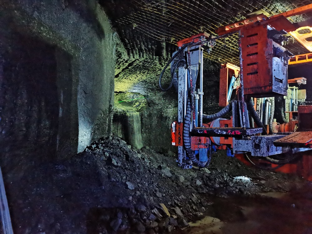 陜煤建設(shè)礦建二公司郭家灘項目部主斜井與回風立井精準貫通