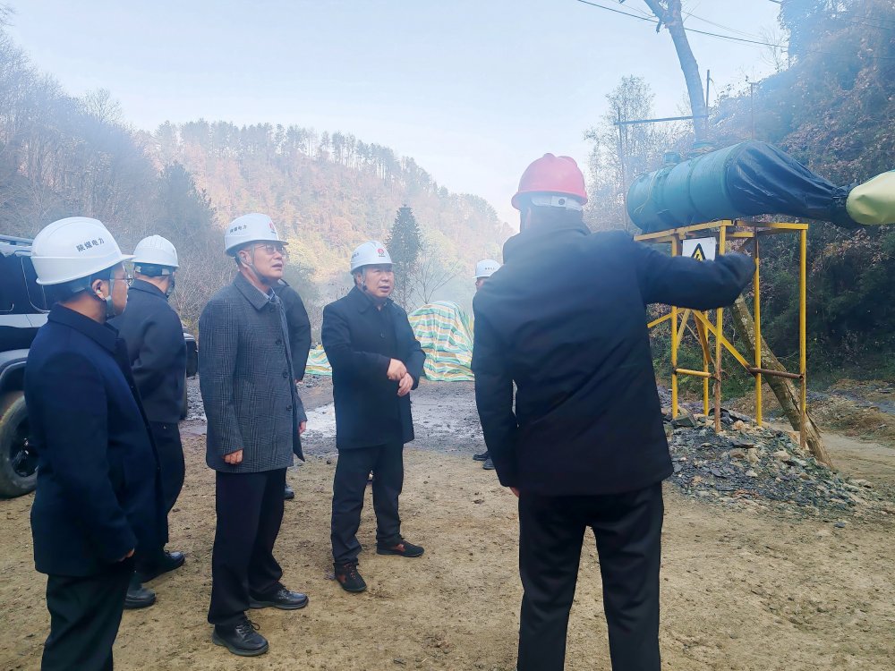 陜煤集團(tuán)總經(jīng)理助理、陜煤電力集團(tuán)黨委書記、董事長馮平安一行深入西鄉(xiāng)抽蓄電站勘探平硐項(xiàng)目現(xiàn)場檢查指導(dǎo)前期準(zhǔn)備工作