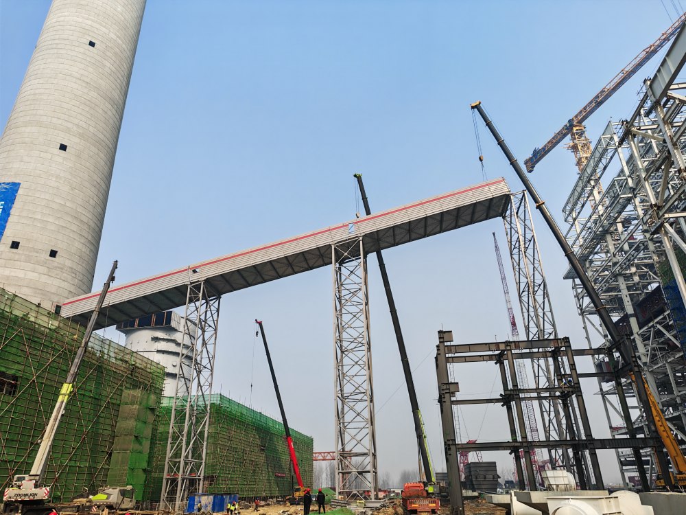 突破“空中走廊”！陜煤建設(shè)韓城分公司土建十六項(xiàng)目部承建的陜煤信陽(yáng)超超臨界工程裝配式輸煤棧橋建設(shè)再傳捷報(bào)