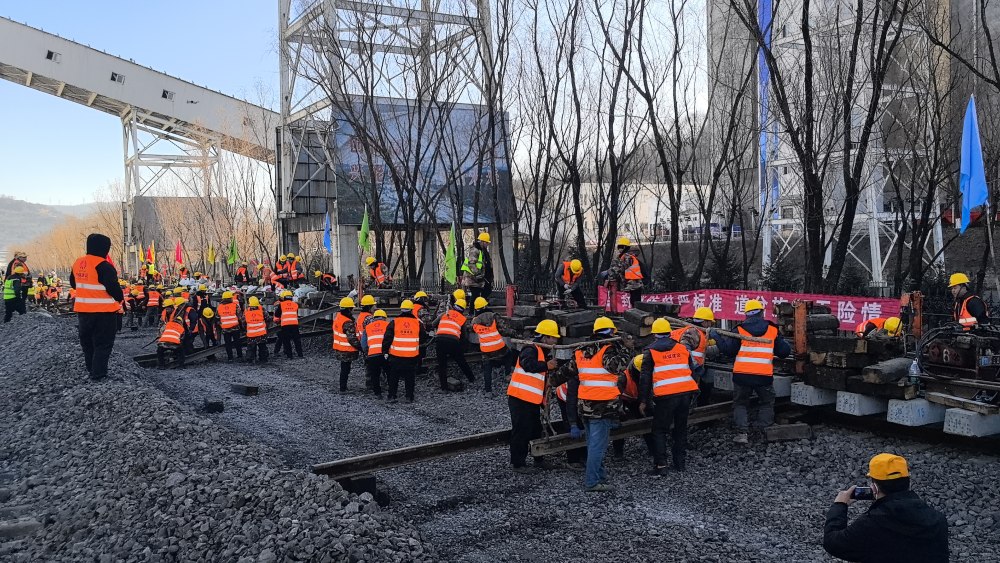 極限挑戰(zhàn)！“天窗”點啃下鐵路道岔施工硬骨頭