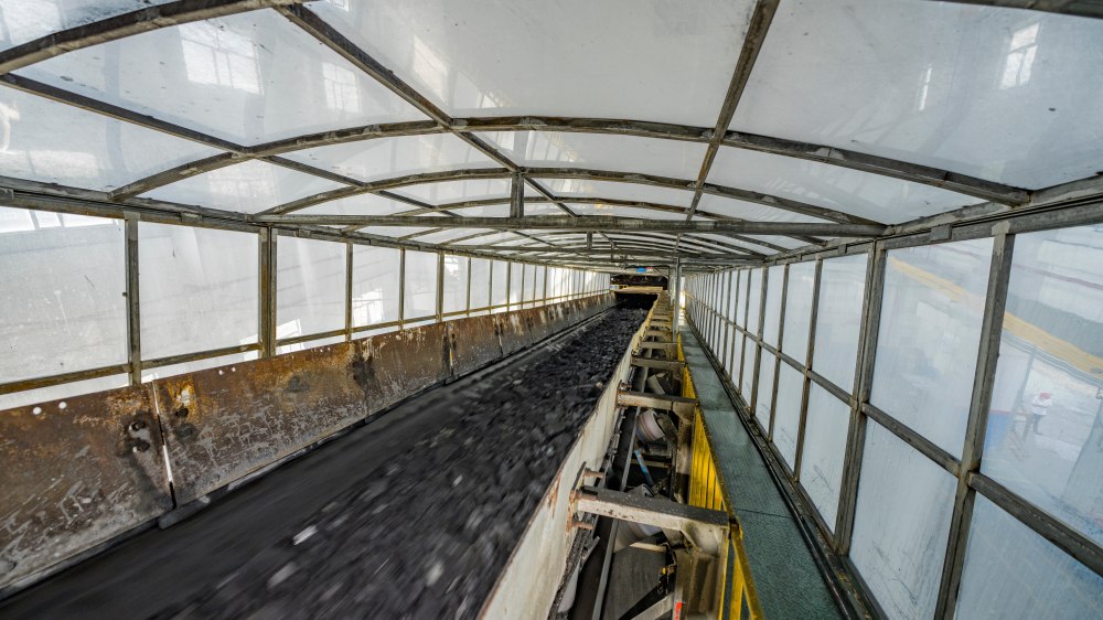 陜煤建設機電安裝公司小保當選煤廠技術改造項目干煤流系統(tǒng)安裝工程帶煤試運行圓滿成功