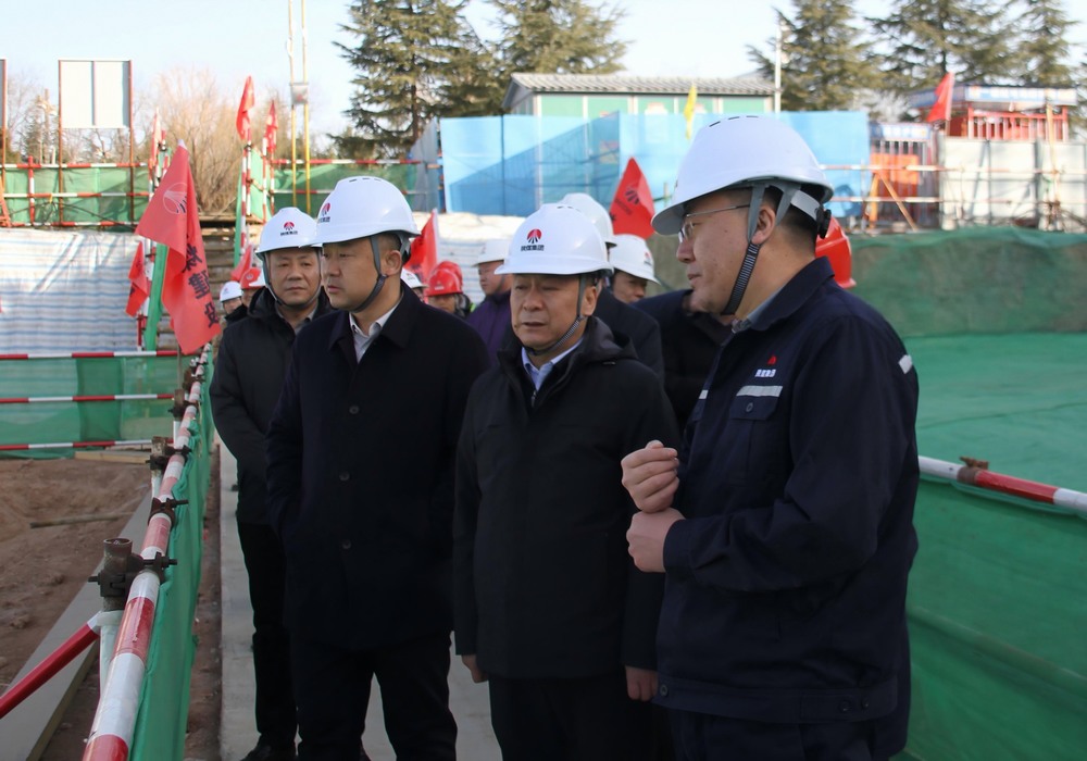 陜煤集團(tuán)工程總監(jiān)、基本建設(shè)管理部總經(jīng)理李仰東深入陜煤建設(shè)承建的銅創(chuàng)能材項(xiàng)目檢查指導(dǎo)工作
